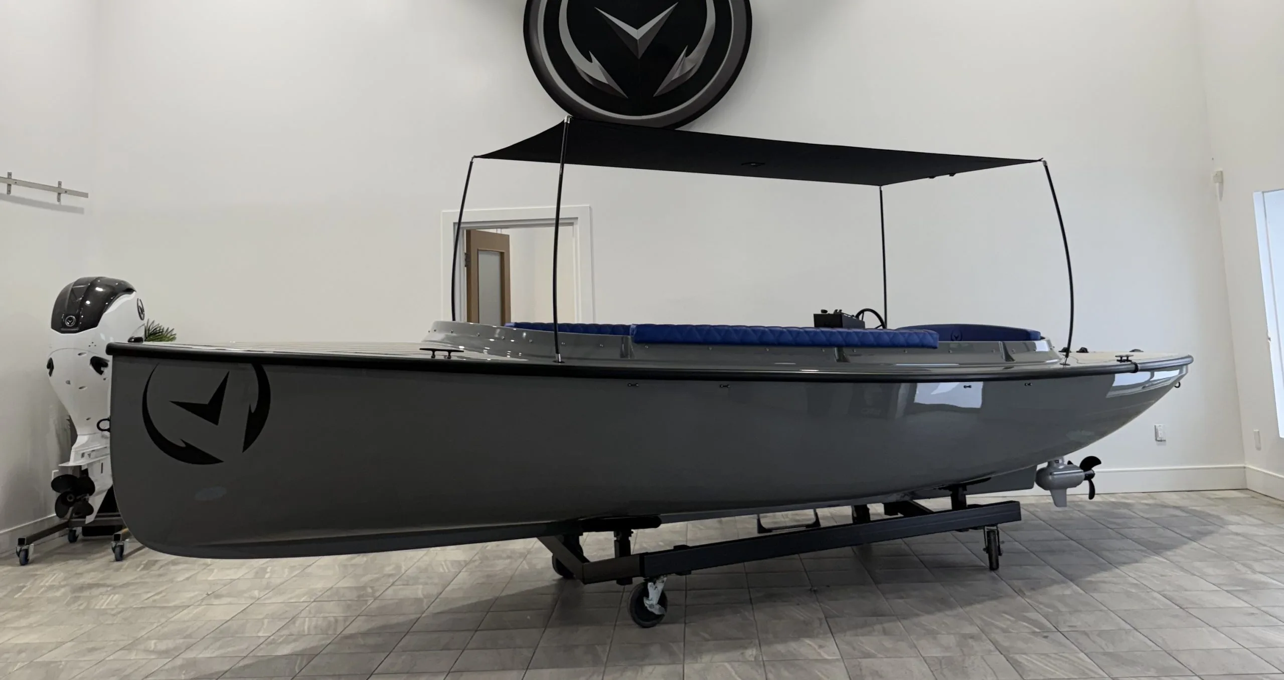 Vision Marine Technologies Fantail 217